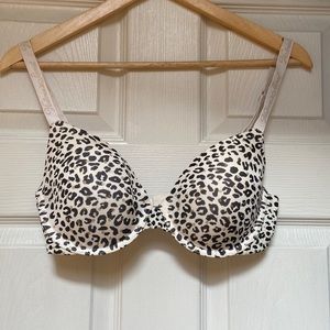 Lot of VS bras, like new, some never worn 36C